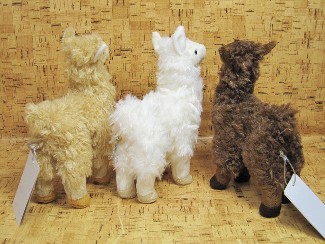 小さく立つアルパカのぬいぐるみの別画像